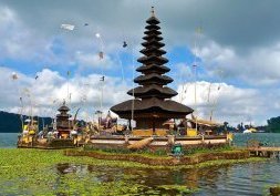 Bali : Le Temple Ulun Danu sur le lac Bratan