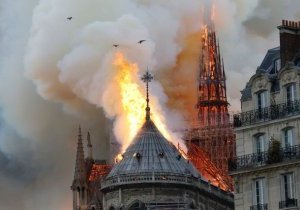 Notre Dame de Paris en feu