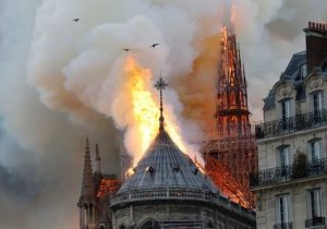 Notre Dame de Paris en feu