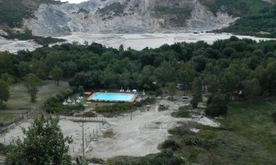 Un camping dans le cratère d'un volcan près de Naples