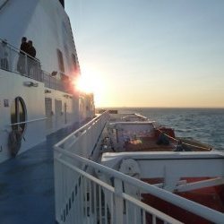 Le ferry, la solution pour traverser les mers sans avion 
