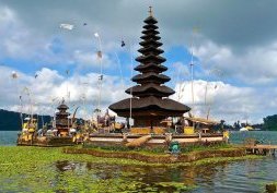 Bali : Le Temple Ulun Danu sur le lac Bratan